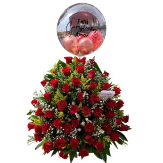 Arreglo triangular de rosas rojas con globo burbuja.