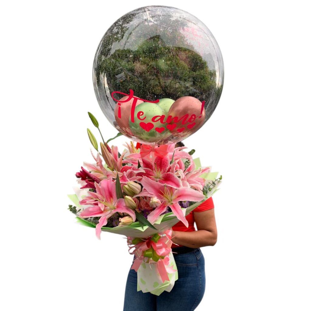 Buchón de lirios rosados, rosas rosadas y blancas con globo burbuja.