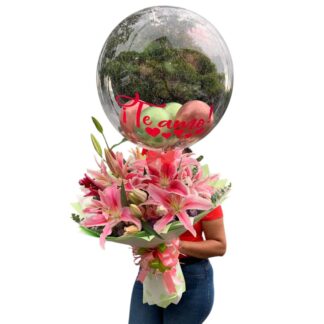 Buchón de lirios rosados, rosas rosadas y blancas con globo burbuja.