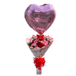 Buchón de rosas rojas y rosadas con globo metalizado.