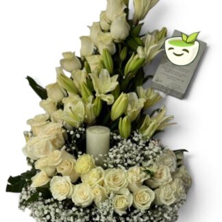 Arreglo Media Luna en Rosas Blancas y Lirios Blancos con Velón