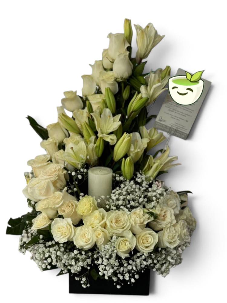 Arreglo Media Luna en Rosas Blancas y Lirios Blancos con Velón