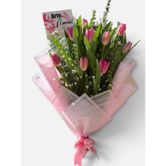 Buquet de 10 Tulipanes Rosados en Follaje y Papel Coreano
