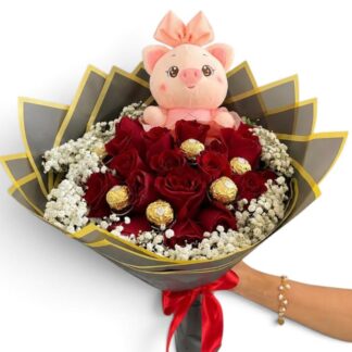 Buquet en Rosas Rojas con Chocolates Ferrero y Peluche de Cerdita en Papel Coreano