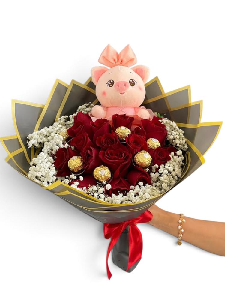 Buquet en Rosas Rojas con Chocolates Ferrero y Peluche de Cerdita en Papel Coreano