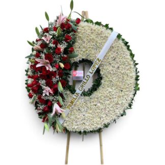Corona Fúnebre en Chirozos Blancos con Rosas Rojas y Lirios Rosados