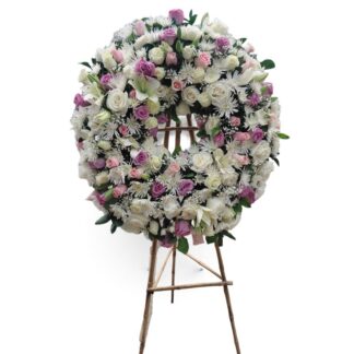 Corona Fúnebre en Rosas Lila y Rosado con Lirios Blancos y Crisantemos
